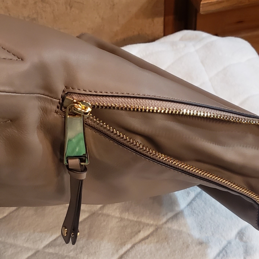 Handbags - Picture 4 of 8